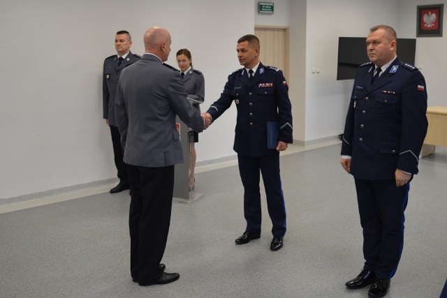 Nad. Mariusz Gaik odebrał decyzję o powierzeniu mu obowiązków komendanta miejskiego policji w Toruniu podczas uroczystej zbiórki policjantów i pracowników cywilnych Komendy Miejskiej Policji.