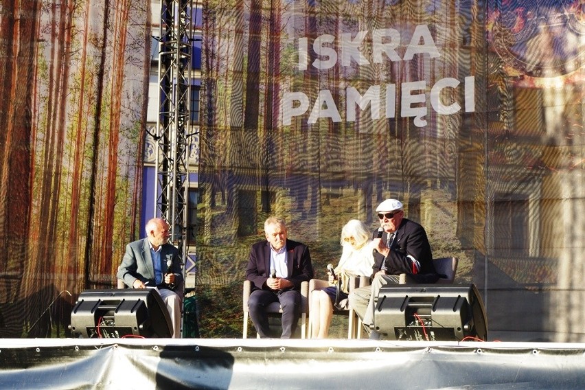 Iskra Pamięci w Zamościu. Na Rynku Wielkim zapłonęło dwa tysiące zniczy