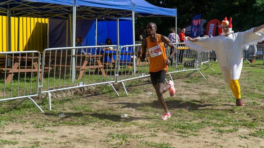 Kenijczyk Biniface Nduwa pokonuje ostatnie metry