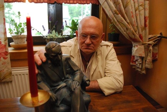 Krzysztof Fus ze statuetka Gustawa.