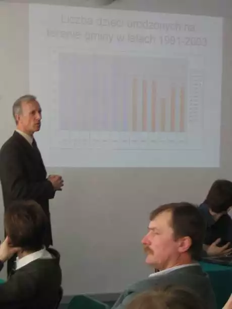 Wójt Ryszard Perkowski przedstawia dane przemawiające za likwidacją szkoły