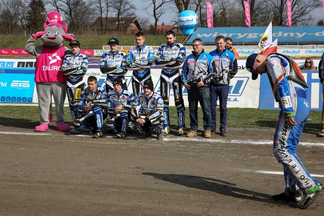 Drużyna Speedway Wandy Instal na mecz z KSM Krosno. Pierwszy z prawej prezes Paweł Sadzikowski, obok niego trener Adam Weigel