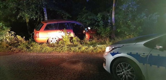 26 sierpnia 2018 roku około godziny 20.20, dyżurny rawskiej policji otrzymał zgłoszenie, że drogą relacji Regnów - Sadkowice jedzie pomarańczowe audi, którego kierowca może znajdować się pod wpływem alkoholu.Policjanci, którzy pojechali we wskazany w zgłoszeniu rejon zauważyli wspomniany pojazd, który zatrzymał się na skrzyżowaniu w miejscowości Stolniki. Mundurowi zatrzymali radiowóz tuż przed pojazdem w taki sposób, żeby uniemożliwić mu dalszą jazdę. Kierowca audi, chcąc uniknąć kontroli drogowej podjął próbę ucieczki, dwukrotnie uderzając w policyjny radiowóz, następnie odjechał w kierunku Stolnik...Czytaj dalej na kolejnych slajdach