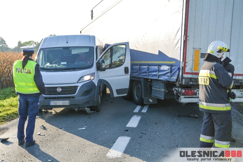 Groźny wypadek pod Oleśnicą. Skoda zmiażdżona po zderzeniu z ciężarówką