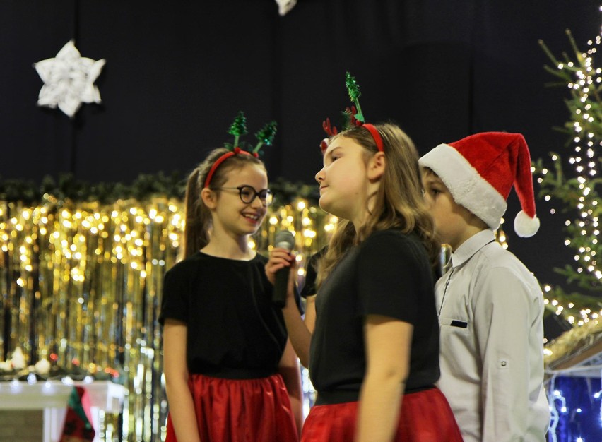 Świąteczna atmosfera zawitała do szkoły w Rogowie. Były kolędy, jasełka i święty Mikołaj
