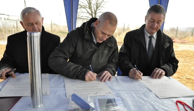 Podpisanie aktu erekcyjnego pod budowę zakładu Aludesign w Gorzowie Śląskim. Na zdjęciu od lewej: dyrektor zakładu Jan Opioła, właściciel firmy Marcus Vonhausen oraz Norbert Hober.