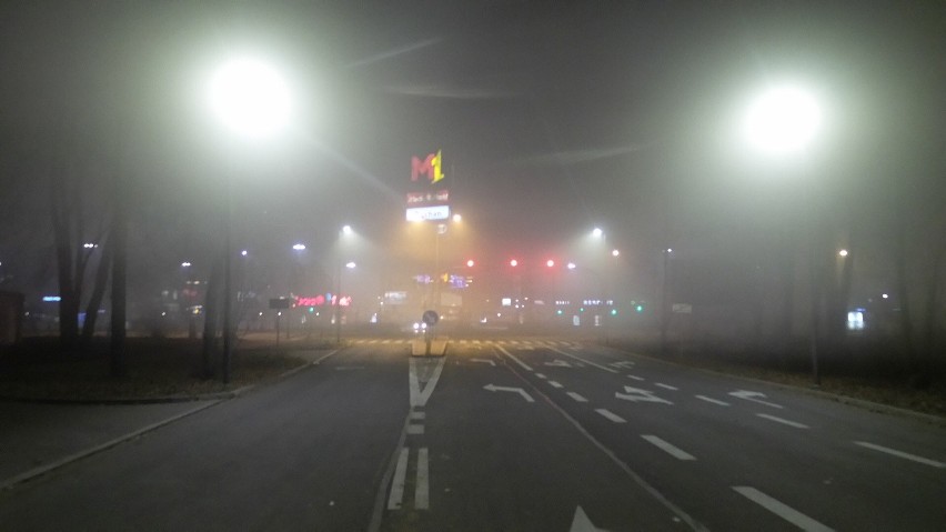 Ulice Krakowa zalała śmierdząca "mgła"