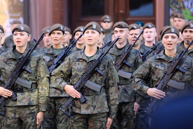 Żołnierze nowo formowanego w Toruniu 81. batalionu lekkiej piechoty, który wchodzi w skład 8. Kujawsko-Pomorskiej Brygady Wojsk Obrony Terytorialnej, złożyli w Toruniu przysięgę wojskową. Przysięgę złożyło ponad stu ochotników z toruńskiego batalionu. - To wszyscy, którzy 15 września tego roku rozpoczęli w Toruniu szkolenie podstawowe - informuje Diana Warchocka, oficer prasowy jednostki. - W czasie jego trwania uczyli się praktycznych umiejętności bezpiecznego i efektywnego posługiwania się bronią. Zapoznawali się również z zasadami panującymi na polu walki. Były też szkolenia dotyczące przetrwania w trudnych warunkach, udzielania pierwszej pomocy oraz podstaw topografii. Wśród składających przysięgę było również około 20 kobiet.Po uroczystości zorganizowano festyn i prezentację sprzętu wojskowego kujawsko-pomorskiej brygady WOT.