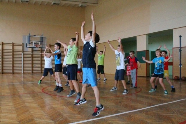 W Szkole Podstawowej nr 7 w Strzelcach Opolskich uczniowie ćwiczyli na wuefie z pełnym zaangażowaniem, ale nie we wszystkich podstawówkach nauczyciele dbają o kondycję fizyczną dzieci.