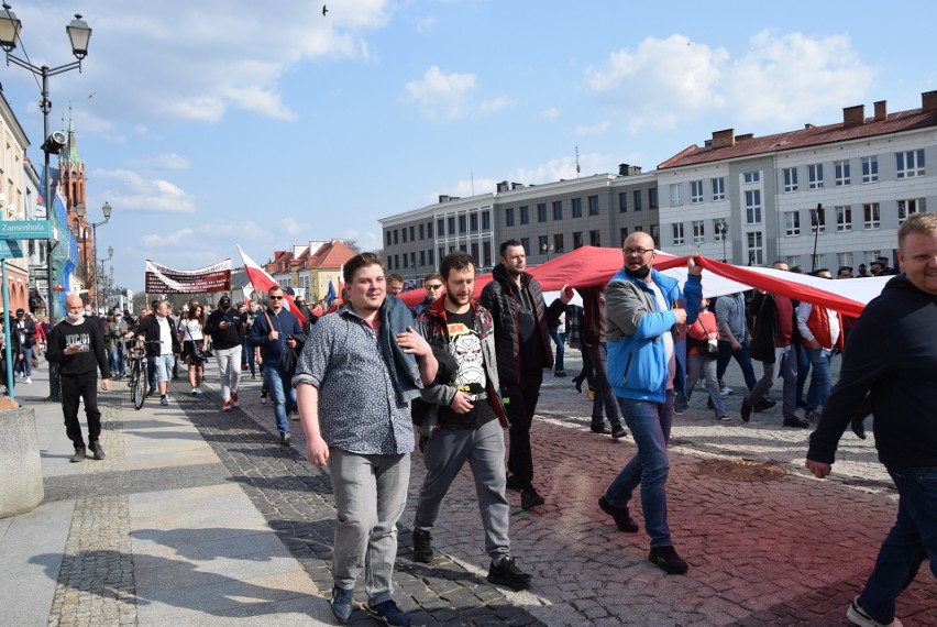 Marsz antycovidowców w Białymstoku. Starsza kobieta popchnięta przez policjanta upadła na ziemię. Może zostać ukarana