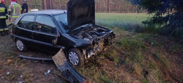 Kierowca samochodu z obrażeniami został przewieziony do szamotulskiego szpitala.