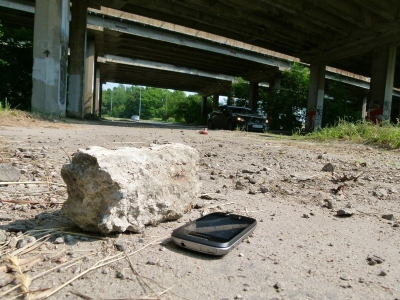 Takiej wielkości betonowe odłamki leżą na chodniku przy ul....