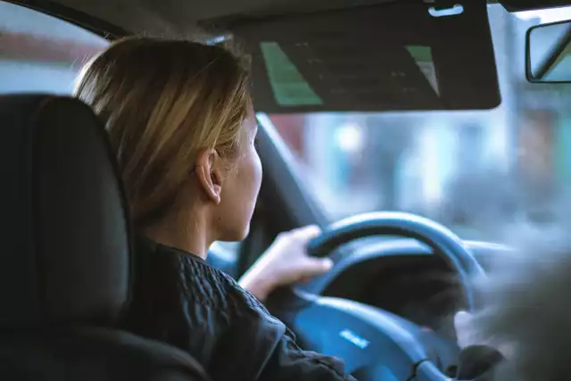 Kobiety sprawdzają w roli kierowców - są zdecydowanie bardziej rozważne niż mężczyźni, jeżdżą wolniej, nie szarżują.