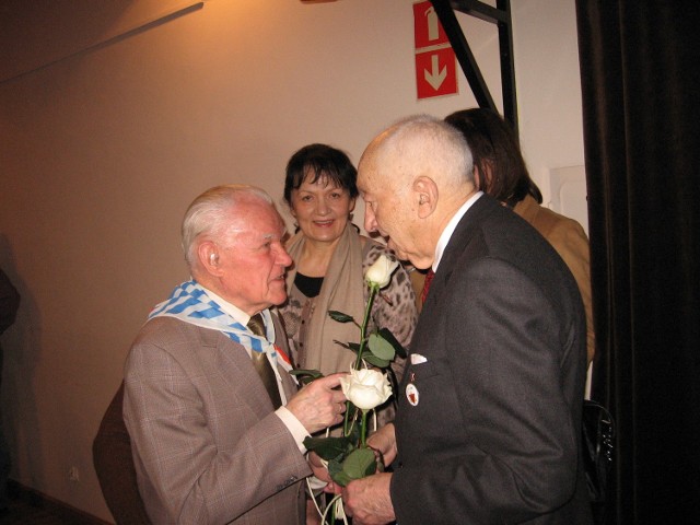 Kazimierz Błażewicz, więzień obozu w Stuthof, w imieniu środowiska byłych więźniów w Radomiu wręczył Salomonowi Birenbaumowi kwiaty.