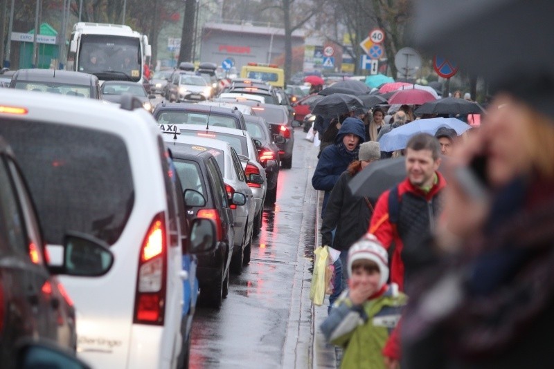 W takim gigantycznym korku na ul. Centralnej musieli tkwić w...