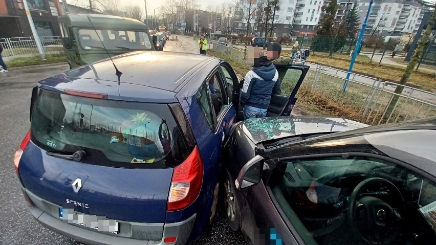 Wypadek trzech samochodów: wojskowego auta terenowego i...