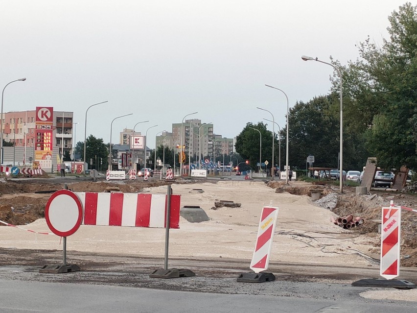Duża inwestycja drogowa w Ostrowcu Świętokrzyskim. Trwa rozbudowa drogi wojewódzkiej 754. Jak idą prace? Zobacz zdjęcia