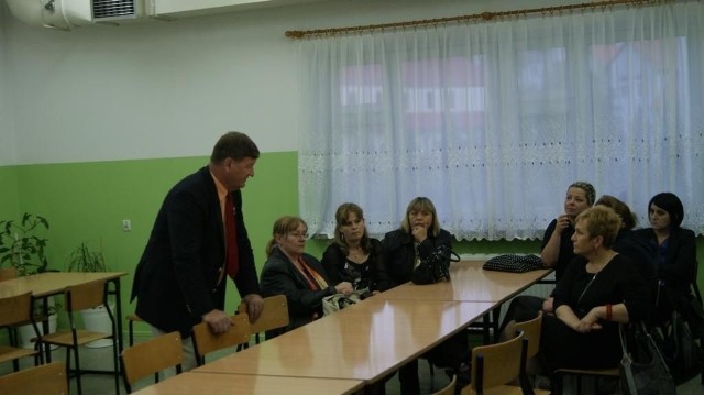 Radny Stanisław Uziel, (od lewej), przewodniczący Komisji Oświaty Rady Miasta Tarnobrzega zapewnił, że wszystkie decyzje dotyczące przeprowadzki przedszkola będą podejmowane z myślą o dzieciach