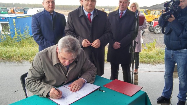 W konferencji zorganizowanej w tej sprawie na budowie autostradowej obwodnicy Częstochowy wzięli udział: wiceminister Jerzy Szmit, generalny dyrektor dróg krajowych i autostrad Jacek Bojarowicz i wojewoda śląski Jarosław Wieczorek