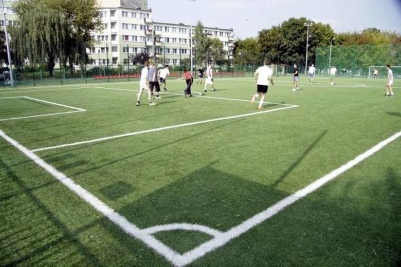 Od poniedziałku złagodzenie obostrzeń. Czy w parku, lesie możemy zagrać w piłkę?