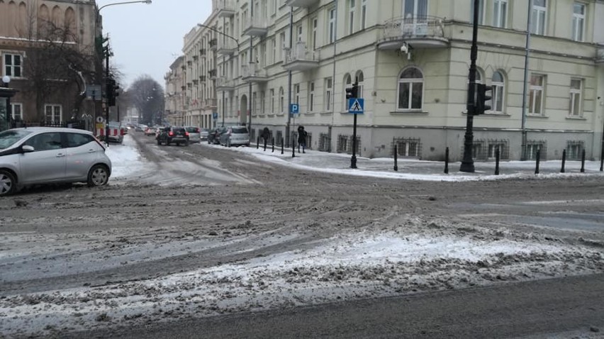 Zima w woj. lubelskim. W nocy sypnęło śniegiem. Trudne warunki na drogach. Czy będzie też padać w ciągu dnia? (PROGNOZA WIDEO)