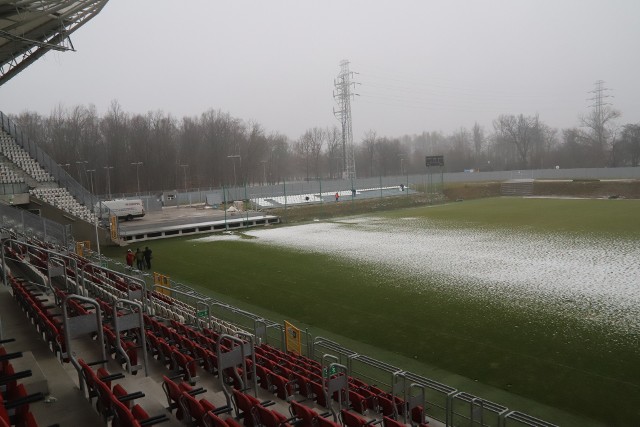 Na specjalnie zorganizowanej konferencji władze miasta opowiedziały o pracach na stadionie ŁKS przy al. Unii w Łodzi. Montowana jest tam nowa trybuna oraz oświetlenie.