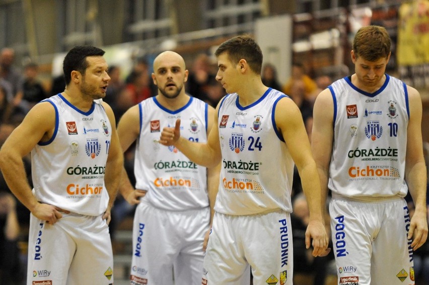 Koszykarze Pogoni Prudnik walczą o play na zapleczu elity.