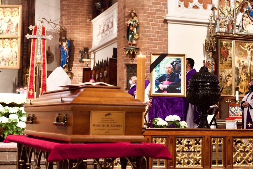 Pogrzeb arcybiskupa seniora Wojciecha Ziemby. Były metropolita białostocki i warmiński spoczął w krypcie bazyliki w Olsztynie [ZDJĘCIA]