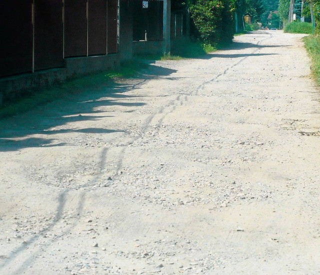 Droga w centrum Śledziejowic jest w katastrofalnym stanie