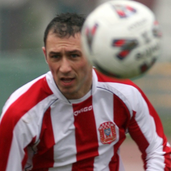 Jarosław Piątkowski nadal będzie grał w koszulce w biało-czerwone pasy.