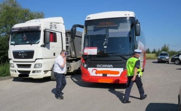 Policjanci sprawdzali między innymi stan techniczny autobusów, wyposażenie aut, czas pracy oraz trzeźwość kierowców.