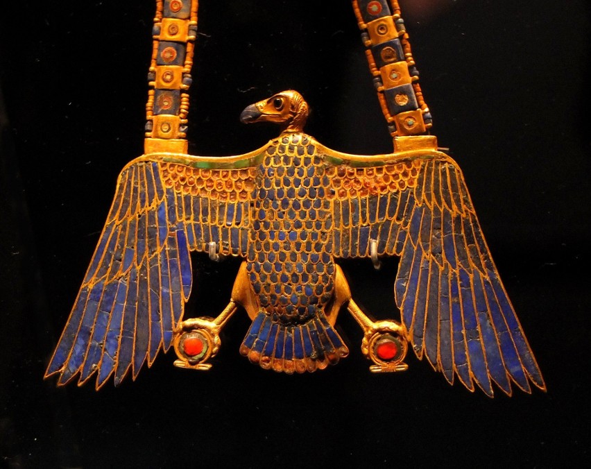 Amulet Tutanchamona, przedstawiający sępicę Nechbet. Zdjęcie...