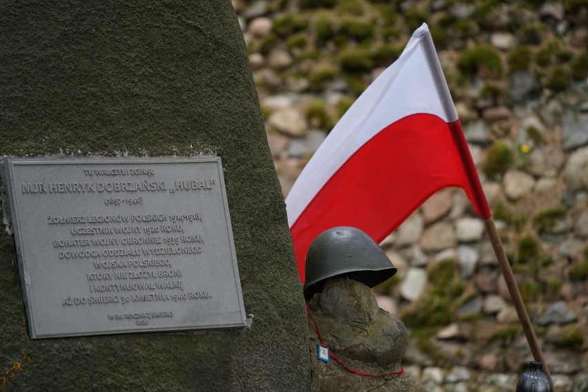 Nasza młodzież pamiętała o bohaterskiej śmierci majora Henryka Dobrzańskiego "Hubala"