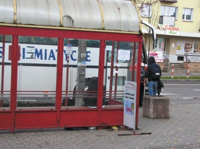 Mieszkającą na przystanku panią Wierę, codziennie spotykają pasażerowie autobusów przyjeżdżających do Bielska Podlaskiego. Kobieta ma swój dom, z którego nikt jej nie wygania, ale woli spać  pod wiatą na przystankach autobusowych, gdzie chroni się przed deszczem i wiatrem.