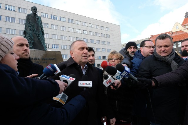 Plac Sejmu Śląskiego w Katowicach: przewodniczący PO, Grzegorz Schetyna, jego zastępca - Borys Budka i poseł PO, Marek Wójcik, na konferencji prasowej 22 stycznia 2018 r.