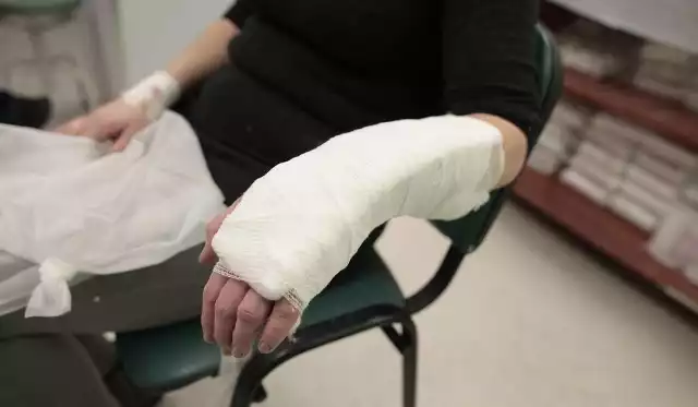 W publicznym szpitalu zespół chirurgów, którzy ratowali by połamaną w wypadku drogowym rękę kobiety, mógł się zebrać dopiero za 4 dni. Wtedy pracodawca 34-latki zaproponował, aby operować ją w prywatnej klinice w Warszawie. Kosztowało to 55 tys. zł.
