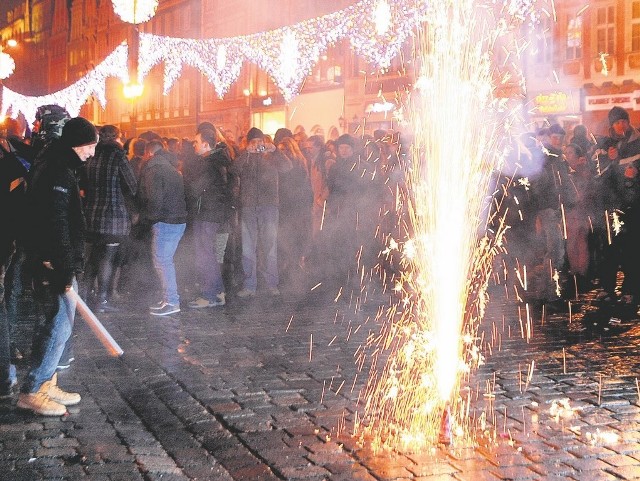 W czwartek będziemy witać rok 2016 hucznie, czyli z fajerwerkami. Co roku w sylwestra dochodzi do setek wypadków przy ich odpalaniu. Przeważnie dochodzi do poranień rąk, nóg i oczu