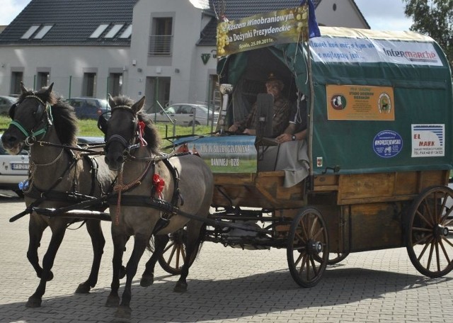 Wrzesień ubiegłego roku. Dyliżans wyrusza na dożynki prezydenckie do Spały.