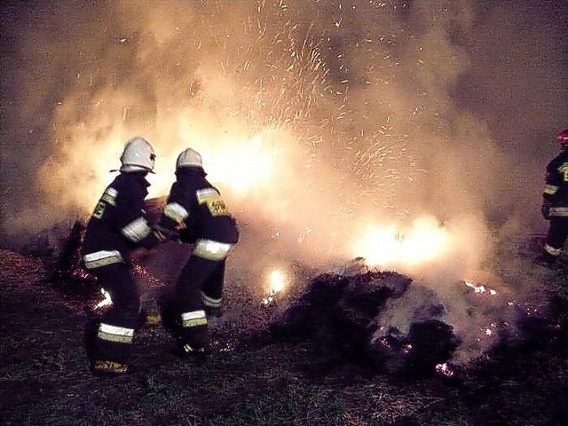 Nocny pożar gasiło kilka zastępów straży. Właściciel stracił zapas słomy dla bydła.