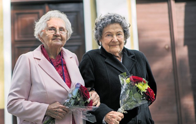 Irena Kłosowska i Halina Wyspiańska po 67 latach od matury odwiedziły mury dawnej szkoły przy ul. Szarych Szeregów.