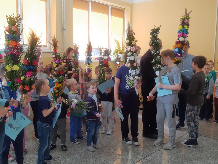 Uczniowie szkoły w Opatowcu przygotowali piękne palmy wielkanocne. W niedzielę zostały poświęcone podczas uroczystych mszy świętych