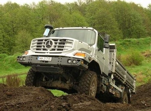 Mercedes Zetros wspina się na kolejną przeszkodę terenową.