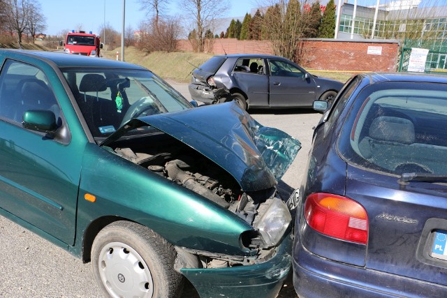 Do zdarzenia doszło na ulicy Wojska Polskiego w Lipnie. Mężczyzna kierujący volkswagenem wjechał w tył audi, które czekało, by skręcić w lewo do jednej z tamtejszych firm. Siła uderzenia była tak duża, że auto zostało wypchnięte na przeciwny pas jezdni i zderzyło się z prawidłowo jadącym oplem. Natomiast kierujący volkswagenem uderzył jeszcze w zaparkowanego forda.35-letni sprawca zaczął uciekać w kierunku Torunia, ale zatrzymał go nadjeżdżający patrol policji. Wszyscy uczestnicy zdarzenia byli trzeźwi, ale, jak się okazało, 35-latek nie posiadał uprawnień do prowadzenia pojazdów, nie miał polisy OC ani ważnych badań technicznych samochodu.Kobieta, która kierowała audi i sprawca wypadku trafili do szpitala. Prowadzone będzie dochodzenie.Wypadek w Gogolinie pod Grudziądzem