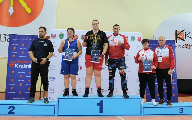 Pięściarki UKS Berej Boxing Lublin - Weronika Bochen oraz Julia Sanuleta, zdobyły odpowiednio złoty i brązowy medal w kategorii wagowej +80 kg