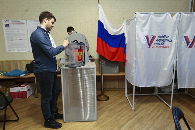 Choć Rosjanie na kartach do głosowania w sąsiedztwie Władimira Putina zobaczyć mogą jeszcze trzy nazwiska, to obecnie urzędujący prezydent jest jak zwykle faworytem w wyścigu o prezydencki fotel