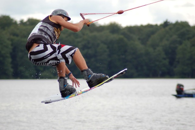 Na wyciągu w Szczecinku można jeździć na nartach wodnych i na wakeboardach.