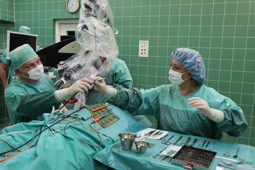 Implant wszczepiony u małego dziecka w Opolu nie wymaga...