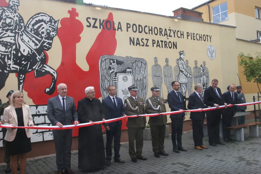 Rozpoczęcie roku szkolnego w Starym Lubiejewie. Odsłonięcie muralu, wystawa nowoczesnego sprzętu wojskowego. Zdjęcia 1.09.2021