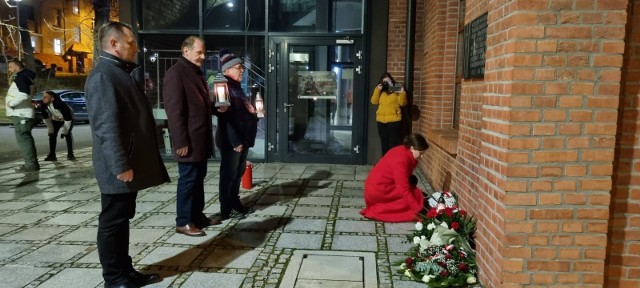 Kwiaty pod tablicą upamiętniającą ofiary Marszu Śmierci złożyła senator Ewa Gawęda