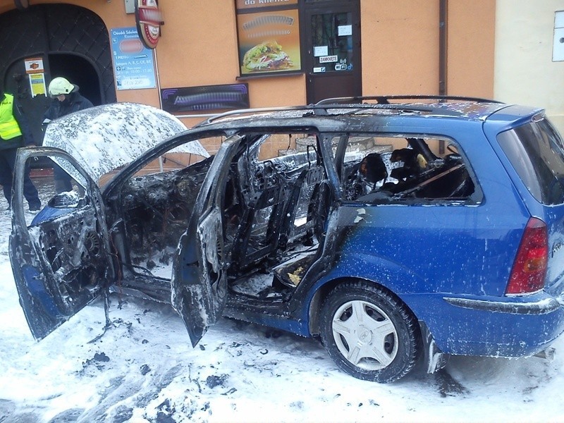 Ostrów Mazowiecka. Na ul. Batorego spalił się ford 